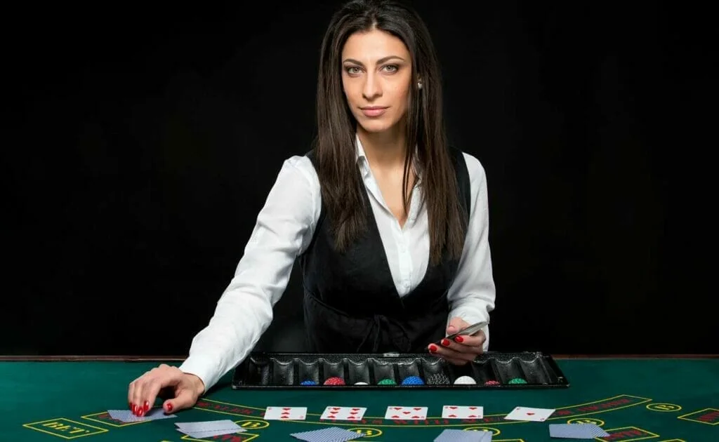 Dealer memandu permainan meja dalam ruang kasino live